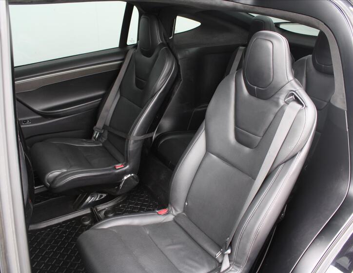 Tesla Model X 16