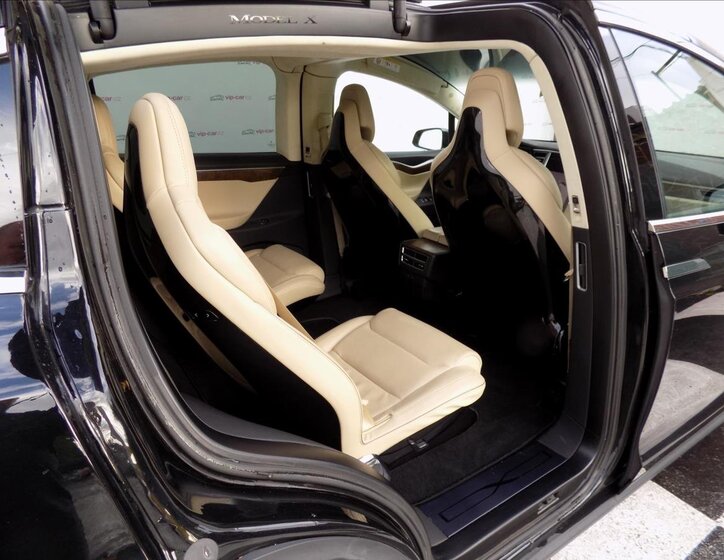Tesla Model X 25