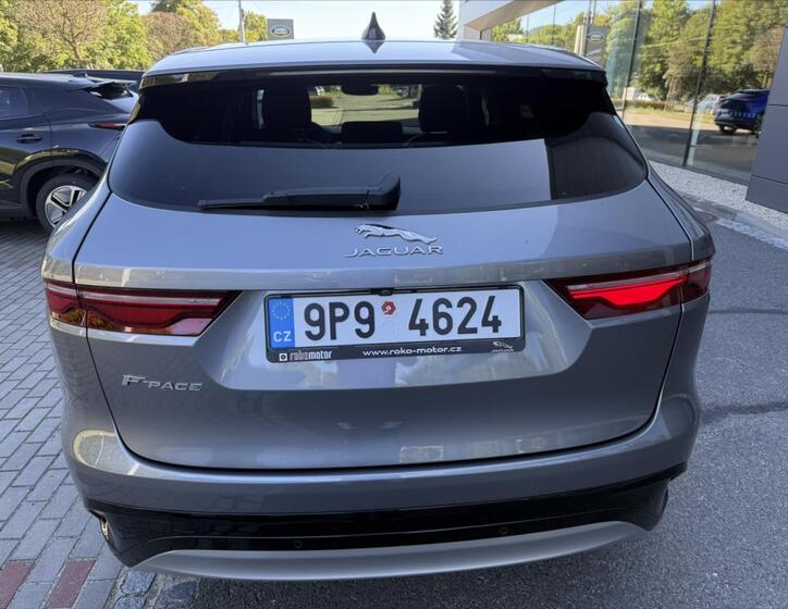 Jaguar F-Pace 8