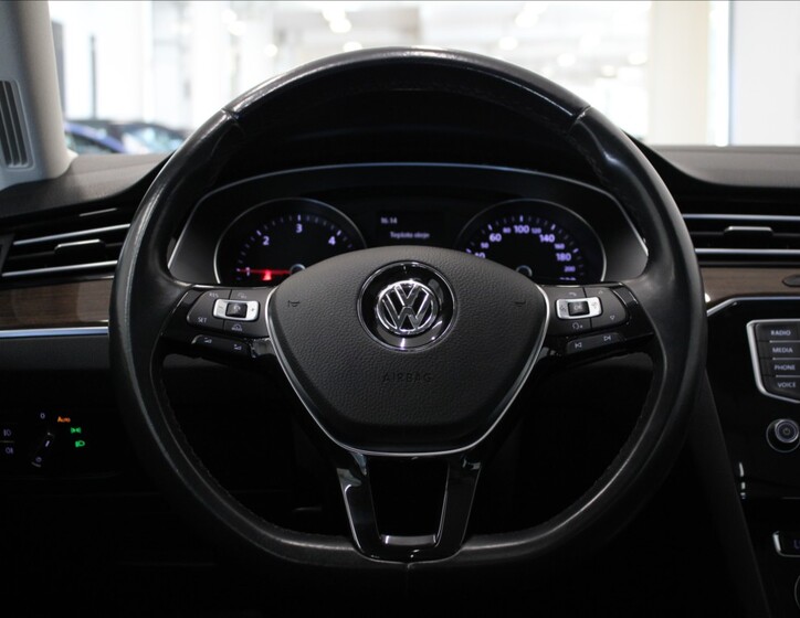 Volkswagen Passat 9