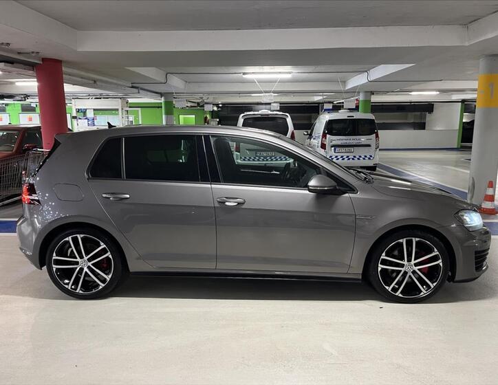 Volkswagen Golf 11