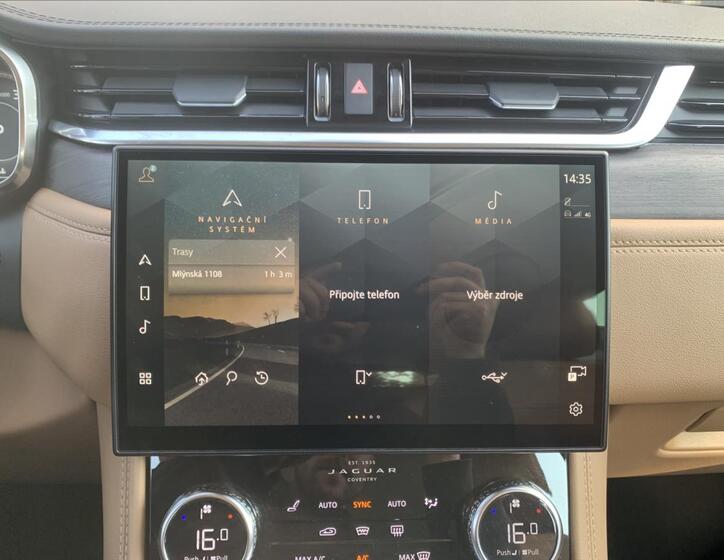 Jaguar F-Pace 21