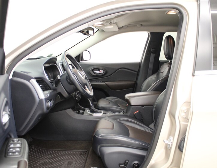 Jeep Cherokee 6