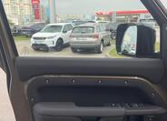 Land Rover Defender 26