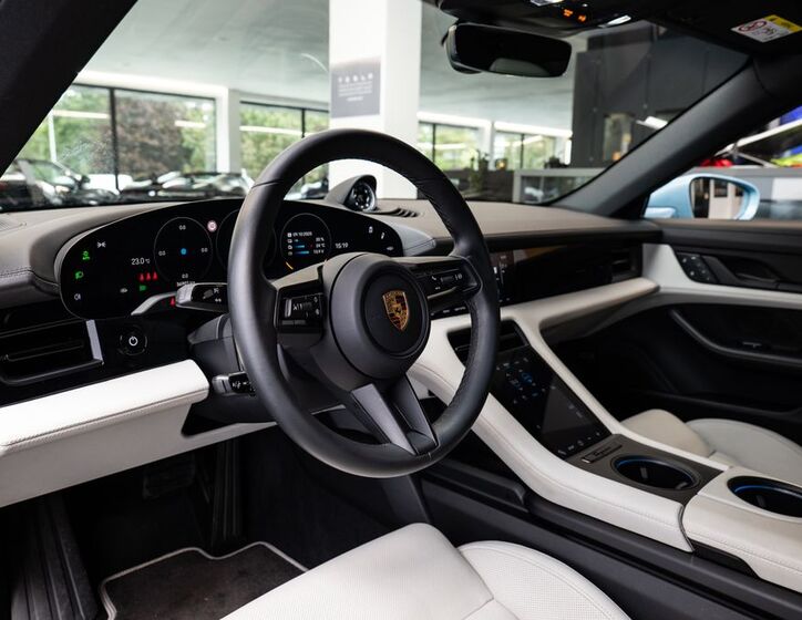Porsche Taycan 5