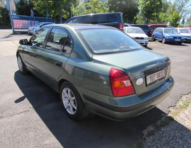 Hyundai Elantra 4
