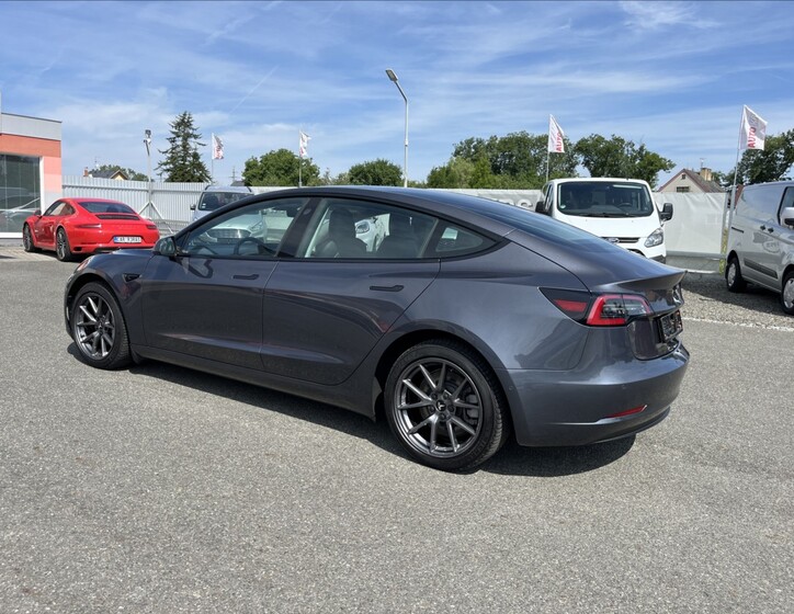Tesla Model 3 8