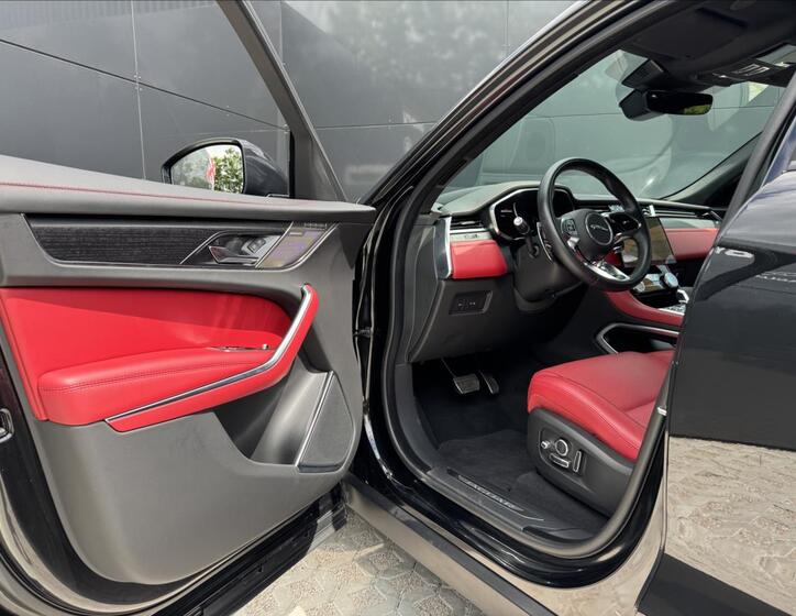 Jaguar F-Pace 10