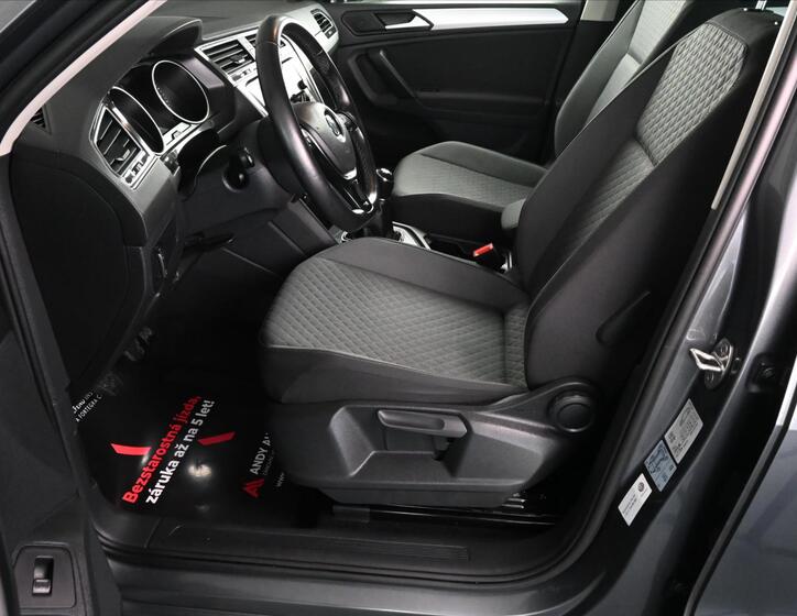 Volkswagen Tiguan 9