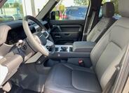 Land Rover Defender 9