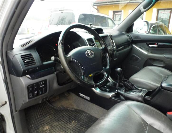 Toyota Land Cruiser 16