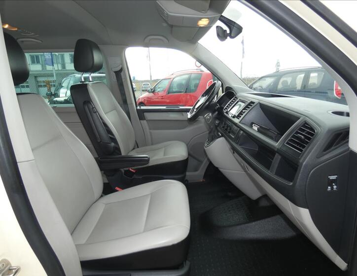 Volkswagen Caravelle 9