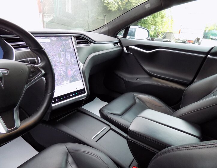 Tesla Model S 26