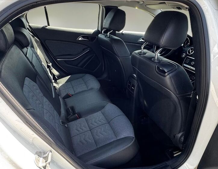 Mercedes-Benz GLA 12