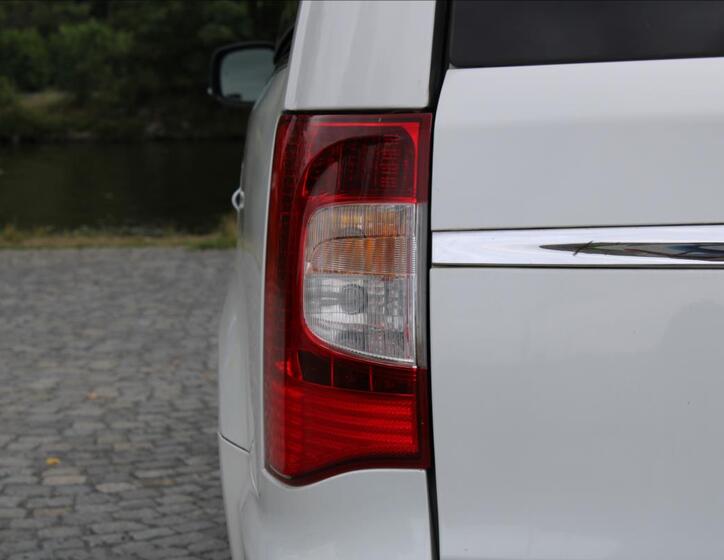 Chrysler Town & Country 46