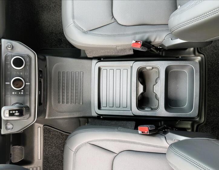 Land Rover Defender 27