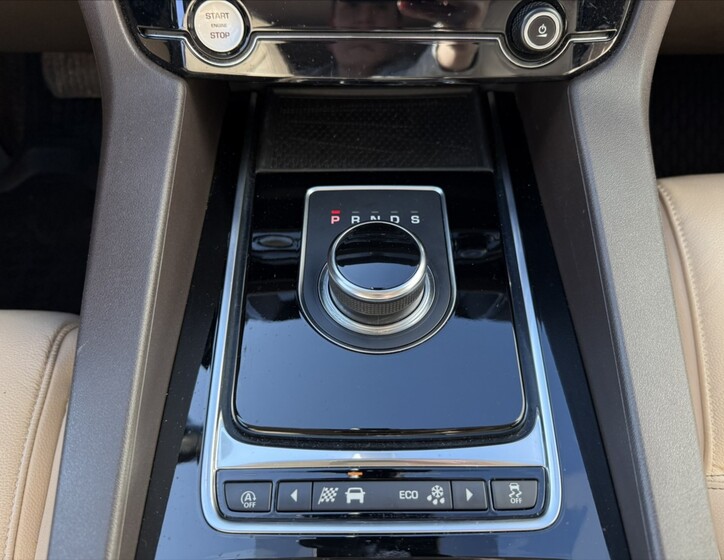 Jaguar F-Pace 15