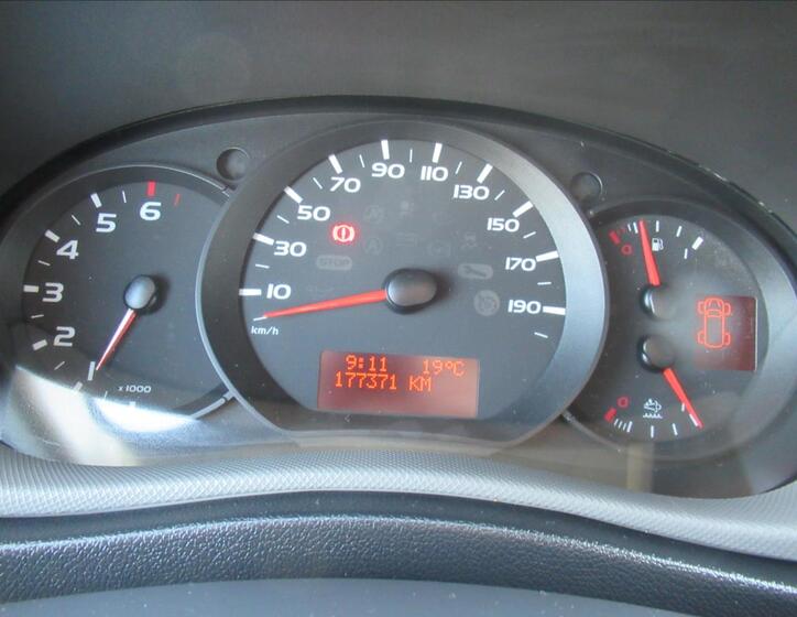 Nissan NV400 15