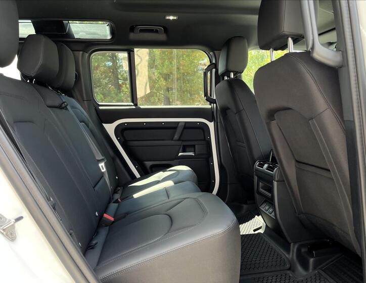 Land Rover Defender 28