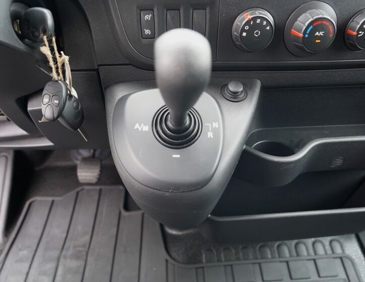 Nissan NV400 26