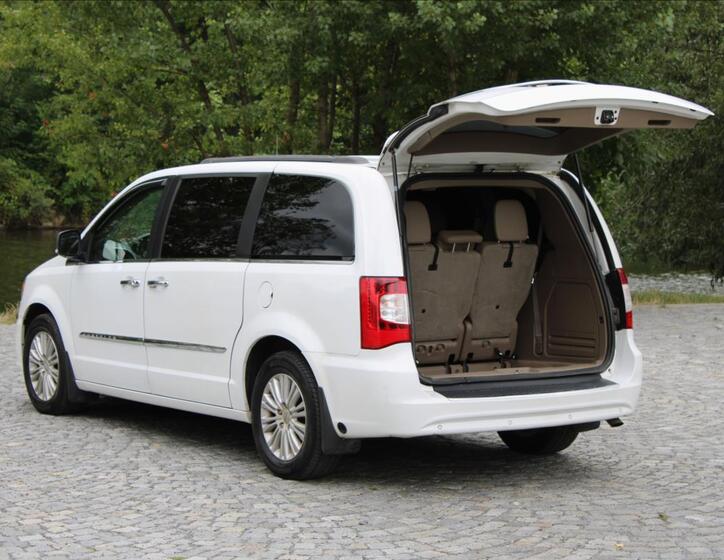 Chrysler Town & Country 10