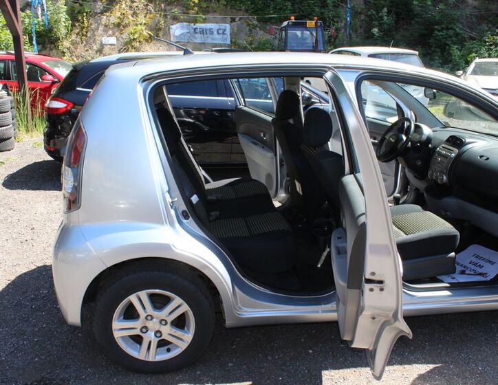 Daihatsu Sirion 15
