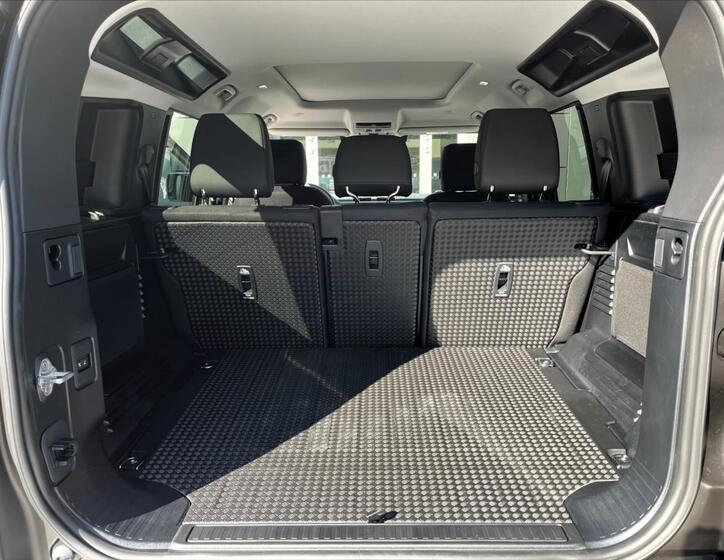 Land Rover Defender 17