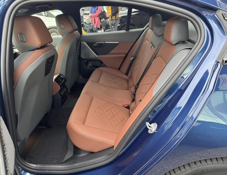 BMW i5 21