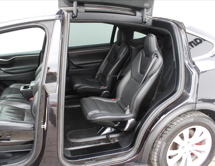 Tesla Model X 10
