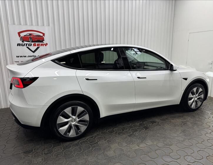 Tesla Model Y 9