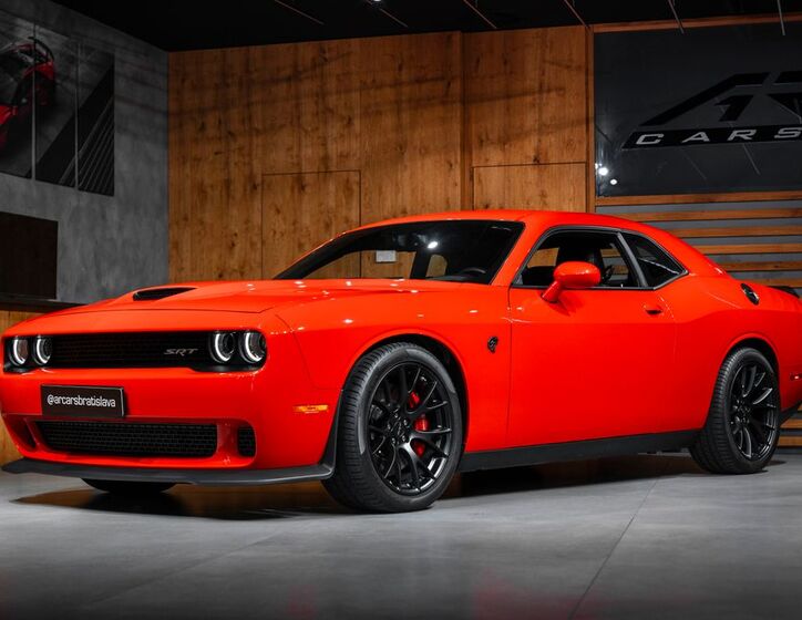 Dodge Challenger 8