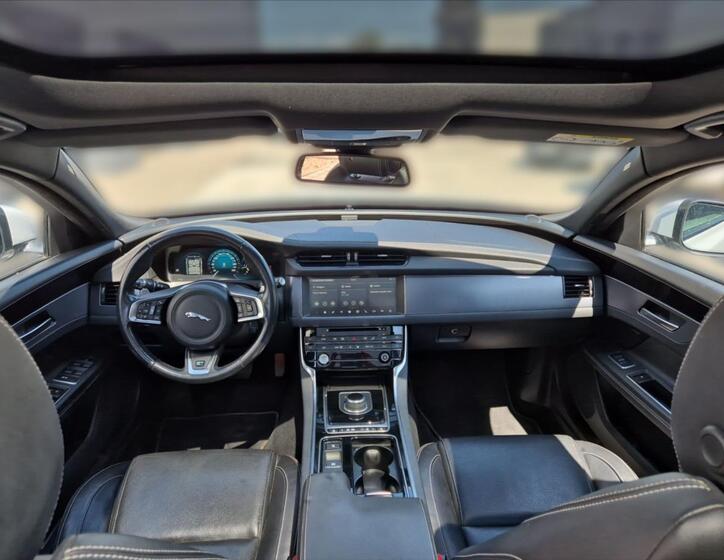 Jaguar XF 9