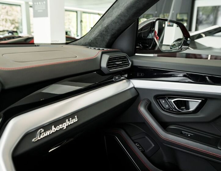 Lamborghini Urus 12