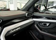Lamborghini Urus 12