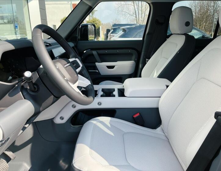 Land Rover Defender 8
