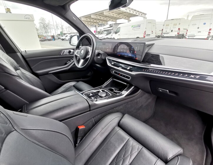 BMW X7 8