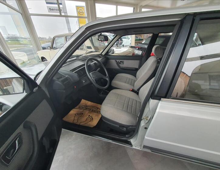 Peugeot 305 15
