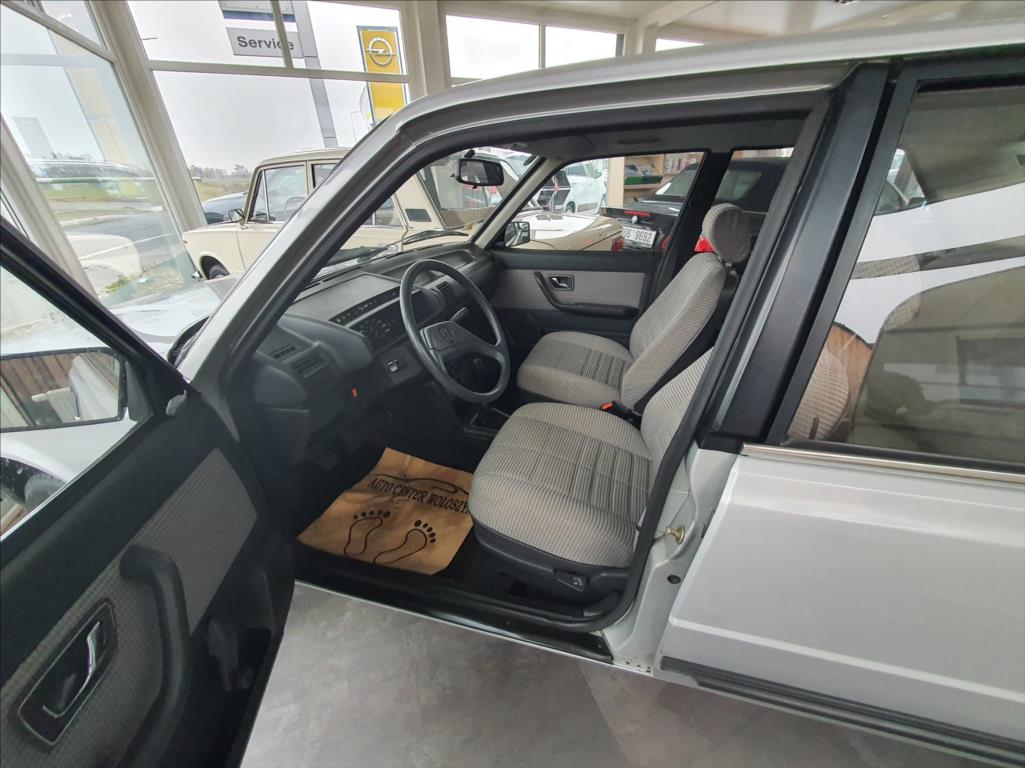 Peugeot 305