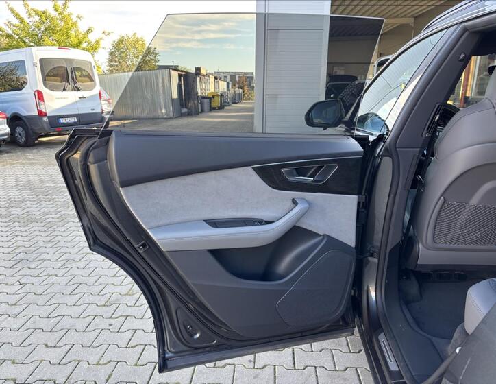 Audi Q8 17