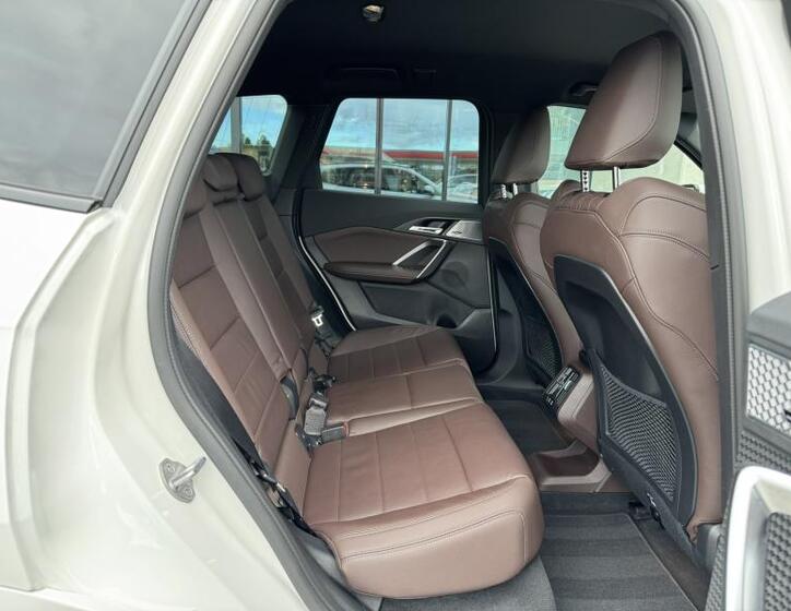 BMW iX1 21