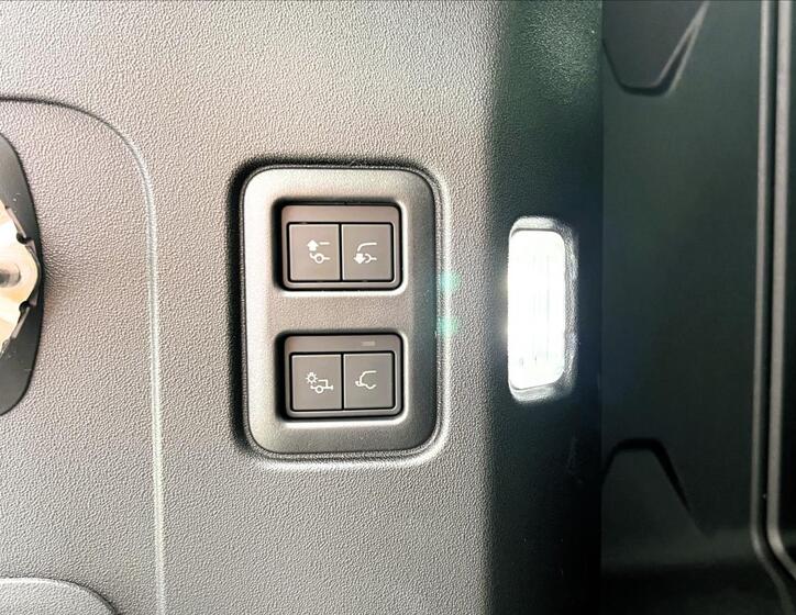 Land Rover Defender 7
