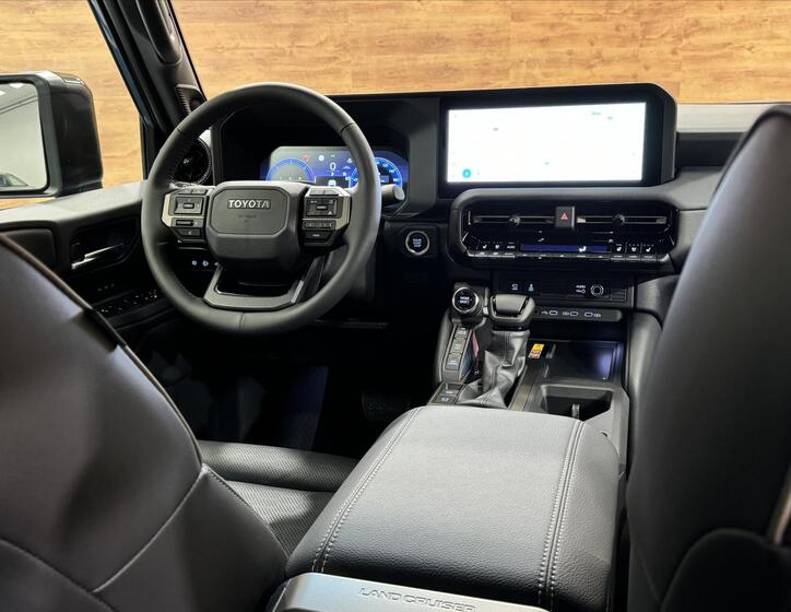 Toyota Land Cruiser 26
