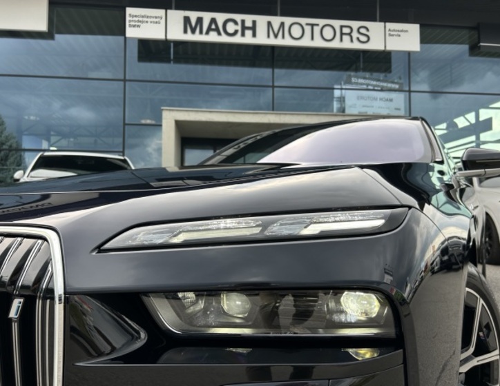 BMW i7 8