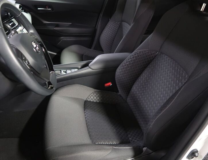 Toyota C-HR 11