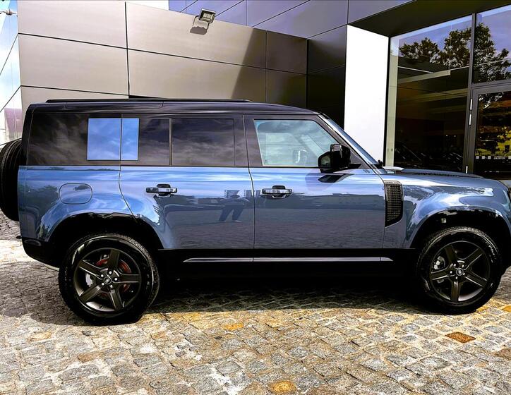 Land Rover Defender 4