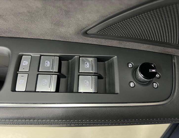 Audi A8 36