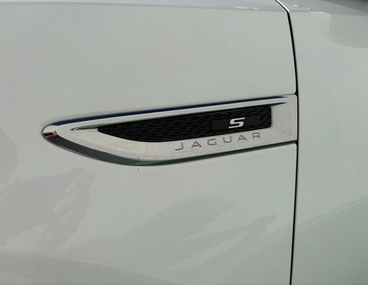 Jaguar F-Pace 21
