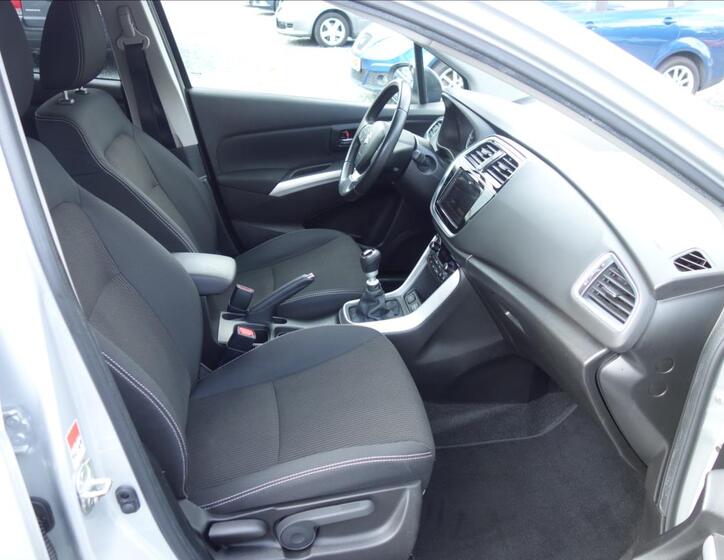 Suzuki S-Cross 11