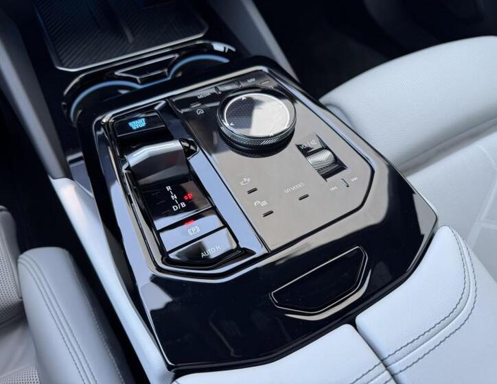 BMW i5 12