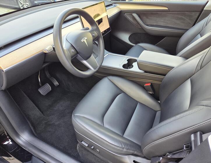Tesla Model Y 8